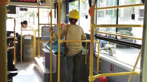  怕弄脏座椅站一路 _视频在线观看_百度视频