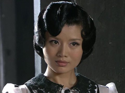 梁樱桃想独自外出,由于士兵不答应,梁樱桃只得扮出楚楚可怜的模样求情