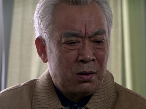 两个人来到大厅找钟军帮忙找找这个有大茶缸子的老头,后来沈静说她