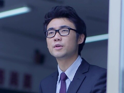 阎丰的父亲在他即将毕业之际,因病去世,这让阎丰备受打击,夏小雨是他